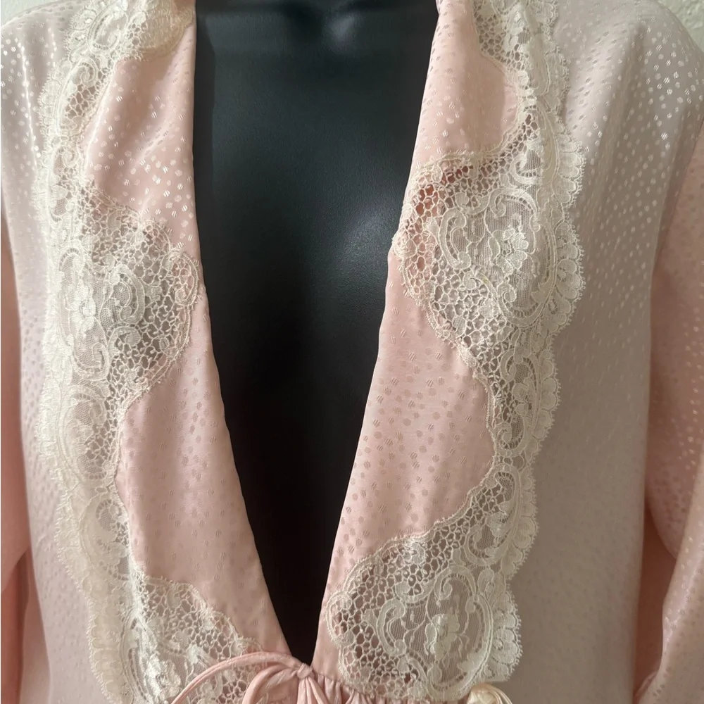 1980s Pretty Pink and Lace Robe Size Petite‎ - Excellent Condition